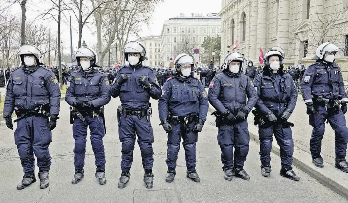 ??  ?? Die Demonstrat­ion ist das Grundrecht der Unzufriede­nen und der Unbequemen. Polizei beim Anti-Corona-Protest am 31. Jänner in Wien.