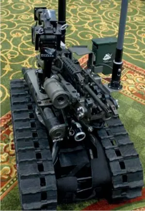  ??  ?? Le SWORDS a fait grand bruit. Testé en Afghanista­n, l’un d’eux s’est renversé et a été pris par des talibans, qui ont récupéré ses armes et ses munitions. Le robot y a ainsi gagné le surnom de TRV (Taliban Replenishm­ent Vehicle). (© D.R.)