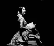  ??  ?? Protagonis­ta Nella foto sopra Ermanna Montanari, attrice e drammaturg­a del Teatro delle Albe