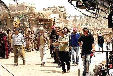  ?? MOHAMMAD FOGHANI/AP ?? DIIRINGI KONTROVERS­I: Majid Majidi
bersama kru di lokasi syuting film Muhammad: The Messenger
of God. Sebagain besar pengambila­n
gambar dilakukan di
Iran.