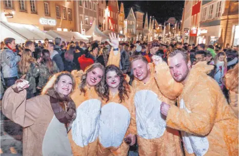  ?? FOTOS: SCHLIPF ?? Ein Kostüm toller als das andere: Gumpendonn­erstag in Ellwangen.