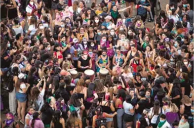  ?? EFE ?? En Santiago, miles denunciaro­n el alza de feminicidi­os/