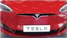  ??  ?? Ein Tesla Model S: Dafür wird eine schöne Stange Geld verlangt - aber bitte "richtiges" Geld und keine Bitcoins mehr