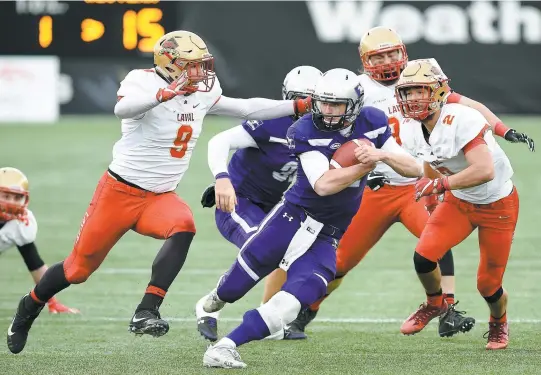  ?? PHOTO D’ARCHIVES ?? En novembre 2017, Mathieu Betts (à gauche) et le Rouge et Or avaient baissé pavillon devant Chris Merchant (au centre) et les Mustangs à la Coupe Vanier présentée à Hamilton.