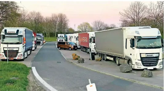  ??  ?? Blick auf den Rastplatz Botzlöh/Wolfskull an der Autobahn 52 in Mönchengla­dbach