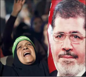  ??  ?? أرشيفية لمصرية ترفع صورة لمرسي