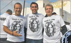  ??  ?? ESTAMPADO. Gabriel Monzó (derecha), hermano del presidente de la Cámara baja, ayer de recorrida en La Plata con una remera de Vidal camuflada de leona.