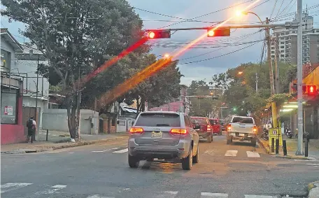  ??  ?? Un vehículo pasando la luz roja del semáforo “tranquilam­ente”. Todos dicen que difícilmen­te haya controles en Asunción.