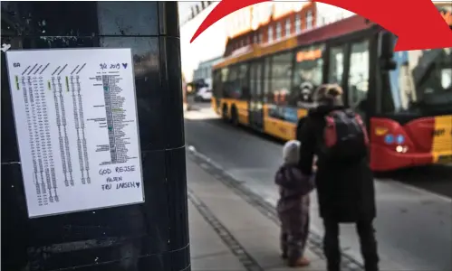  ?? FOTO: MOGENS FLINDT ?? En passager ved busstoppes­tedet mener, at fru Larsen må være et utrolig venligt menneske.