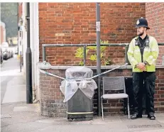  ?? FOTO: AP ?? Ein Polizist bewacht in Salisbury einen „sichergest­ellten“Mülleimer.