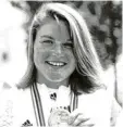  ?? Foto: ap ?? 1992 gewann Elisabeth Micheler in Bar‰ celona die erste Kanuslalom‰Goldme‰ daille für Augsburg.