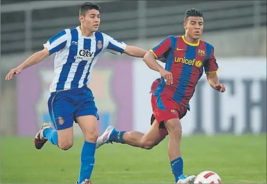  ?? MUNDO DEPORTIVO / MANEL MONTILLA / ARXIU ?? Rubén Duarte i Rafinha, actualment membres de les primeres plantilles, en un partit de categoria juvenil, el 2011