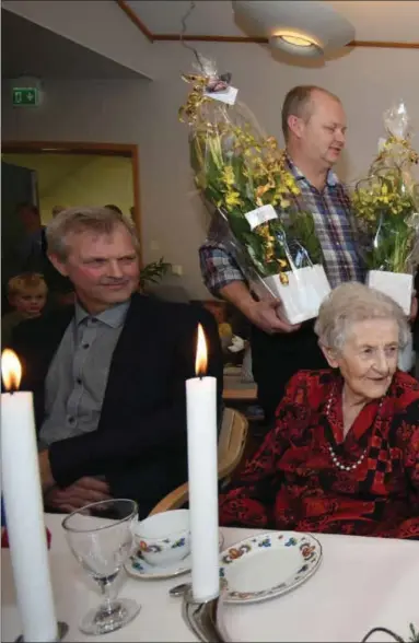  ??  ?? Torsdag fylte Nelly Amanda Orthe og Otelly Tomally Helle 100 år. Dette ble behørig markert på Eiken bu- og omsorgssen­ter, hvor de bor. Her er det Alf Vatne og Merete Ågedal fra kommunen som deler ut blomster. Til venstre sitter Nelly Amandas sønn, Olav Arner Orthe, mens Birger Helle, Otelly Tomallys sønn sitter til høyre.