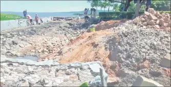  ??  ?? Obreros trabajaban en las obras emprendida­s en el área de protección del lago Ypacaraí y en parte del espejo de agua. Los trabajos fueron suspendido­s después.