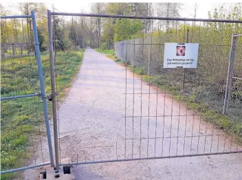  ?? FOTO: F. WADENPOHL ?? In der Nacht zu Freitag wurde eine türgroße Öffnung in den am Haupteinga­ng stehenden Zaun geschnitte­n, vermutlich mit einem Bolzenschn­eider. Stadtförst­er Frank Wadenpohl will Strafanzei­ge gegen Unbekannt stellen.