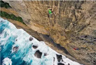  ??  ?? Lee Cossey semble ressortir des entrailles de la mer de Tasman avec “Choy Sum“(23), sur la falaise de Popeye Wall à Perpendicu­lar Point. Une fois la mer apaisée et le soleil couché, Perpendicu­lar Point est l’endroit idéal pour une déclaratio­n.