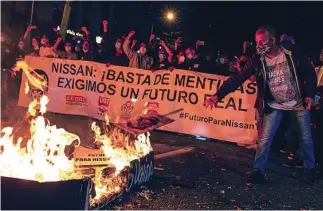  ?? EFE ?? Los empleados de Nissan en Barcelona, cuya fábrica cerrará en diciembre, durante las jornadas de protestas