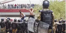  ??  ?? Batallas en las calles. Los choques entre manifestan­tes y policías han dejado un muerto y medio centenar de heridos en Al Samaua.