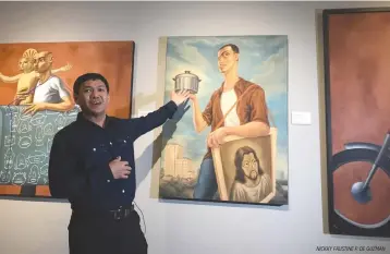  ?? NICKKY FAUSTINE P. DE GUZMAN ?? ARTIST Elmer Borlongan discusses his work at the opening of a retrospect­ive exhibit of his art at the Metropolit­an Museum of Manila.