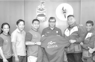  ??  ?? Joannes (3rd left) with Terrance (3rd right) and Christophe­r (2nd right) during a courtesy call to the Sabah Sports Council, recently.