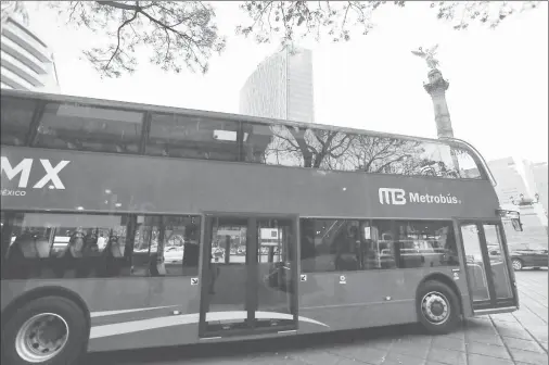  ??  ?? Autobuses de doble piso de la línea 7 de Metrobús comenzaron pruebas de operativid­ad con pasajeros sobre Paseo de la Reforma, de la glorieta de la Diana Cazadora a la de Cuitláhuac, en Violeta ■ Foto Víctor Camacho