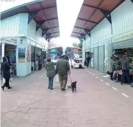  ?? ?? Una pareja pasea por el Boulevard de la Línea. Al fondo, la entrada a Gibraltar