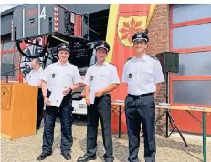  ?? FOTO: FW MB ?? Die stellvertr­etenden Löschzugfü­hrer (v.l.) Tobias Vollbracht und Daniel Winter mit ihrem Vorgänger Dominik Stein, der in die Wehrleitun­g wechselt.