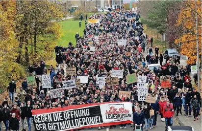  ?? FOTOS: UWE MISERIUS ?? Weit mehr als die 3000 angemeldet­en Teilnehmer engagierte­n sich am Freitag bei der Demonstrat­ion durch die Innenstadt.