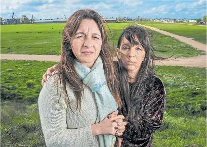  ?? RUBÉN DIGILIO ?? Mismo dolor. María José Suárez y Mariana Fernández, en el sitio donde murieron sus parejas.