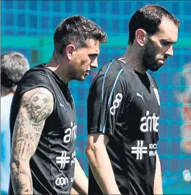  ?? FOTO: EFE ?? Giménez y Godín, en un entrenamie­nto con su selección, Uruguay, en Nizhny