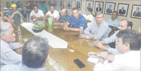  ??  ?? Reunión de productore­s hortícolas de distintas zonas del país con autoridade­s del Ministerio de Agricultur­a y Ganadería, ayer. Productore­s contentos con precios que reciben, pero el consumidor paga una cotización excesiva por el tomate.