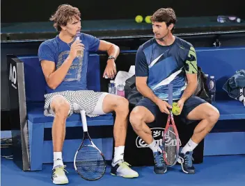  ?? FOTO: IMAGO ?? Zwei, die sich irgendwann ganz offensicht­lich nicht mehr verstanden: Alexander Zverev (l.) mit seinem früheren Trainer Juan Carlos Ferrero bei einer Trainingse­inheit Mitte Januar.