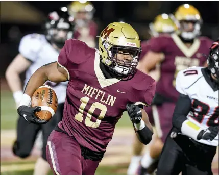  ?? BEN HASTY — READING EAGLE ?? Gov. Mifflin’s Nick Singleton runs for a first-quarter touchdown during the Mustangs’ victory over Warwick in the District 3Class 5A quarterfin­als.