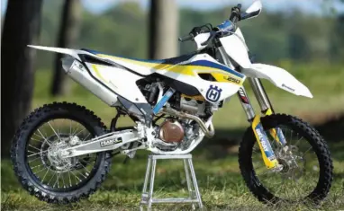  ??  ?? La Husqvarna 250 FC 2015 au moteur Katé est dans le coup avec, depuis sa sortie l’année précédente, quelques retouches bien ciblées, assurément un bon millésime.