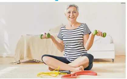  ?? ESPECIAL ?? SALUD. Las mujeres mayores de 65 años con osteoporos­is pueden agregar peso a sus ejercicios para fortalecer la masa ósea.