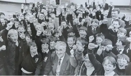  ??  ?? A rousing farewell from pupils for retiring Castleisla­nd Boy’s National School principal, Michael O’ Donoghue.