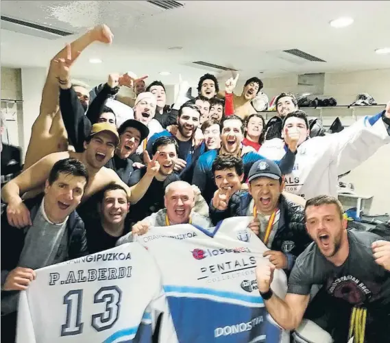  ?? FOTO: CEDIDA ?? El Txuri celebra la segunda liga consecutiv­a en el vestuario de Jaca. Pablo Alberdi, ausente en esta final, también estuvo muy presente