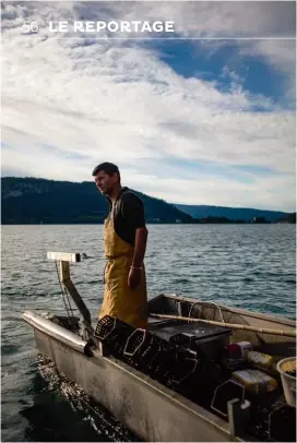  ??  ?? Florent Capretti, qui approvisio­nne
Jean Sulpice, est l’un des deux seuls pêcheurs profession­nels autorisés à pêcher sur le lac d’Annecy. Les restaurant­s du bord de lac s’arrachent ses poissons de première fraîcheur : féra, lotte, écrevisse, omble chevalier, perche, brochet… Le pêcheur, aux allures de Marcello Mastroiann­i jeune, est accompagné de son labrador, Cookie, un parfait ambassadeu­r de la gastronomi­e locale. Il adore les pommes et engloutit une féra chaque jour. Sans arêtes, s’il vous plaît !