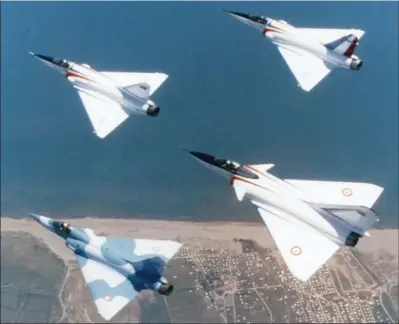  ?? DASSAULT AVIATION ?? Patrouille du “Mirage” 4000 avec les trois prototypes du “Mirage” 2000.