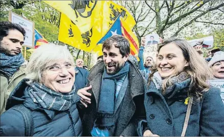  ?? STEPHANIE LECOCQ / EFE ?? Los exconselle­rs Ponsatí, Comín y Serret en la concentrac­ión convocada por la ANC en Bruselas