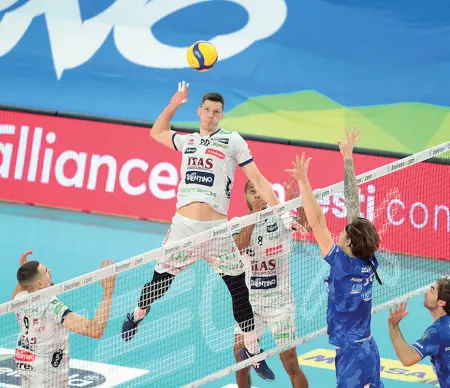  ??  ?? Attacco Srecko Lisinac in azione (foto Trentino volley)