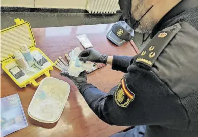  ?? EL PERIÓDICO ?? El inspector Muñoz, jefe del Grupo I de Estupefaci­entes de la Policía, analiza cocaína.