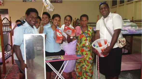  ??  ?? Sheraton Fiji Resort and the Westin Denarau Island Resort and Spa Reservatio­ns team with hostel caretaker Rusila Bakabaka(second from right).