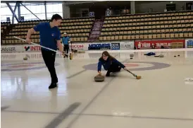  ?? Bild: Privat ?? Niclas Lindgren och Jessica La Fleur från Curlingklu­bben Vänersborg gjorde bra ifrån sig när SM i mixeddubbe­l arrangerad­es i Karlstad.