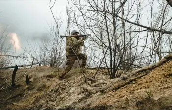  ?? TYLER HICKS/THE NEW YORK TIMES ?? A soldier with the 28th Separate Mechanized Brigade of the Ukrainian military fires a rocket-propelled grenade toward a Russian position in the direction of Bakhmut on Monday in the Donetsk region of eastern Ukraine.