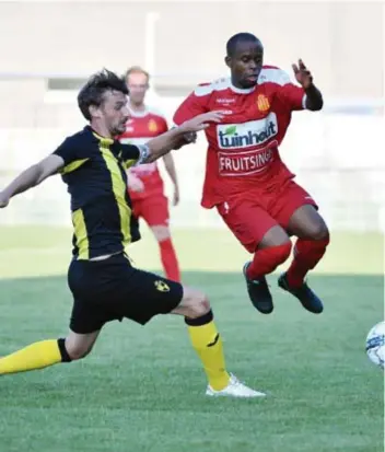  ?? FOTO SMB ?? Junior Ndagano (Kontich) wipt over het been van Ludovic Buysens in een oefenmatch begin juli. Buysens heeft er met Lierse nog geen geweldige voorbereid­ing opzitten.