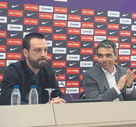  ?? FOTO: VÍCTOR SALGADO (FCB) ?? Ricard Muñoz, aplaudido por Albert Soler durante la rueda de prensa