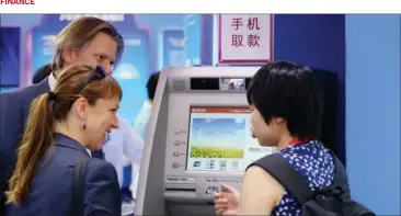  ?? LEI KESI / FOR CHINA DAILY ?? Internatio­nal visitors exchange ideas with Chinese representa­tives about the mobile banking of China Merchants Bank at the 2016 China