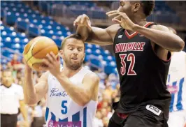  ??  ?? En el juego del martes contra Louisville, Barea sufrió un golpe en la pierna derecha y salió del juego a principios del tercer segmento.