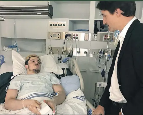  ?? SUPPLIED PHOTO ?? Ryan Straschnit­zki, one of the survivors of the tragic Humbolt Broncos bus crash, is visited in hospital by Prime Minister Justin Trudeau.